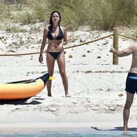 Javier Cárdenas y Paula Prendes en las playas de Ibiza