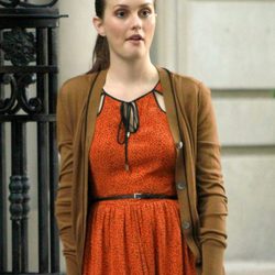 Leighton Meester con vestido naranja rodando la sexta temporada de 'Gossip Girl'