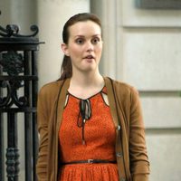 Leighton Meester con vestido naranja rodando la sexta temporada de 'Gossip Girl'