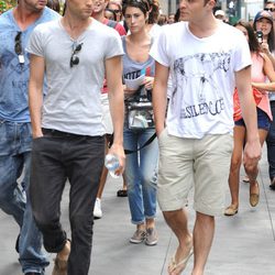 Penn Badgley y Ed Westwick en un descanso del rodaje de la sexta temporada de 'Gossip Girl'