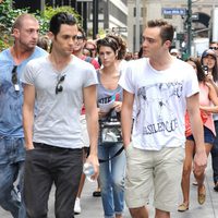 Penn Badgley y Ed Westwick en un descanso del rodaje de la sexta temporada de 'Gossip Girl'