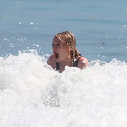 Emma Stone envuelta entre las olas en Malibu