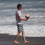 Andrew Garfield con una pelota en la playa de Malibu