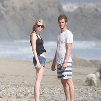 Emma Stone y Andrew Garfield descubren a los fotógrafos en Malibu