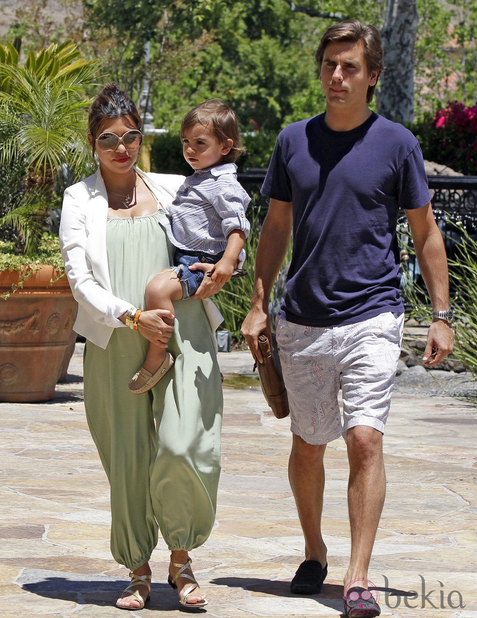 Kourtney Kardashian y Scott Disick con su hijo Mason