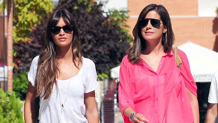 Sara Carbonero pasea su nuevo look junto a Isabel Jiménez