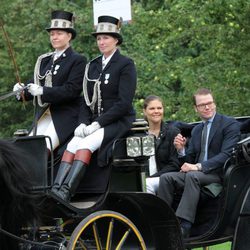 Victoria y Daniel de Suecia en una carroza en la inauguración del 'sendero del amor'