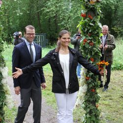 Una exultante Victoria de Suecia junto al Príncipe Daniel en la inauguración del 'sendero del amor'