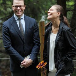 Los Príncipes de Suecia ríen en la inauguración del 'sendero del amor'