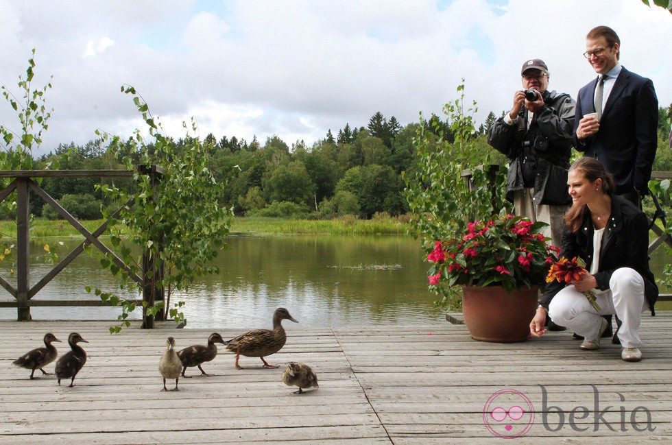 Victoria y Daniel de Suecia con unos patos en la inauguración del 'sendero del amor'