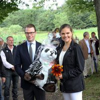 Victoria y Daniel de Suecia con un peluche en la inauguración del 'sendero del amor'