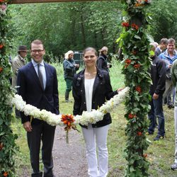 Victoria y Daniel de Suecia ante la cinta inaugural del 'sendero del amor'