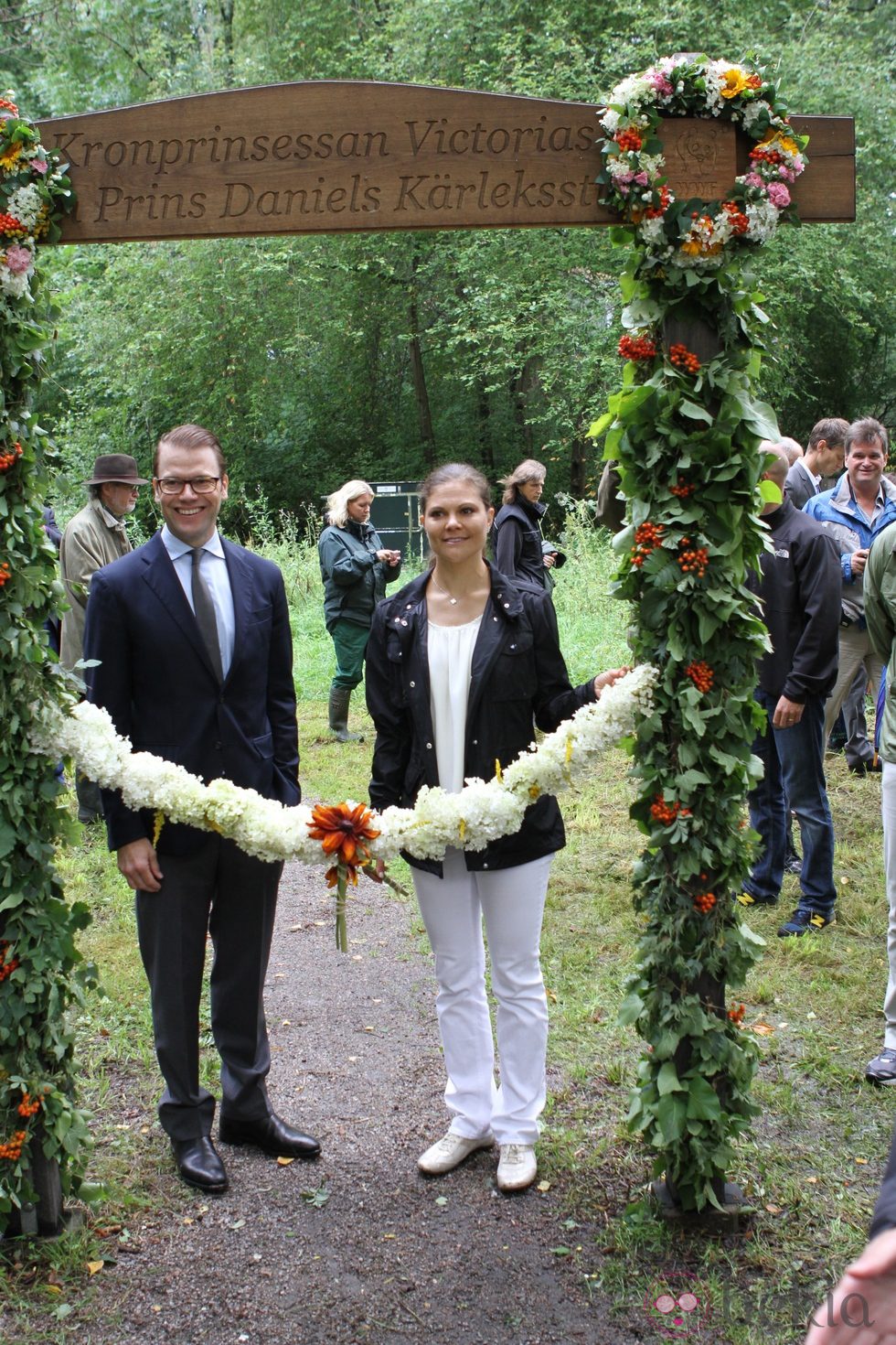 Victoria y Daniel de Suecia ante la cinta inaugural del 'sendero del amor'