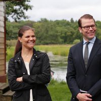 Los felices y enamorados Príncipes de Suecia en la inauguración del 'sendero del amor'