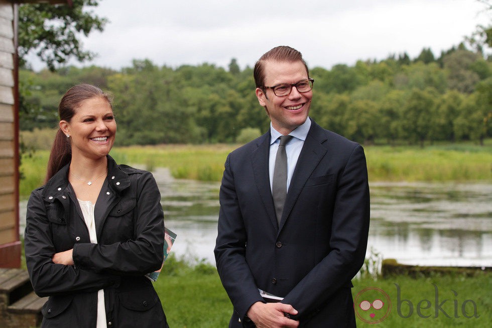 Los felices y enamorados Príncipes de Suecia en la inauguración del 'sendero del amor'