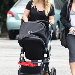 Hilary Duff lleva en carricoche a su hijo por las calles de Santa Monica