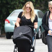 Hilary Duff lleva en carricoche a su hijo por las calles de Santa Monica