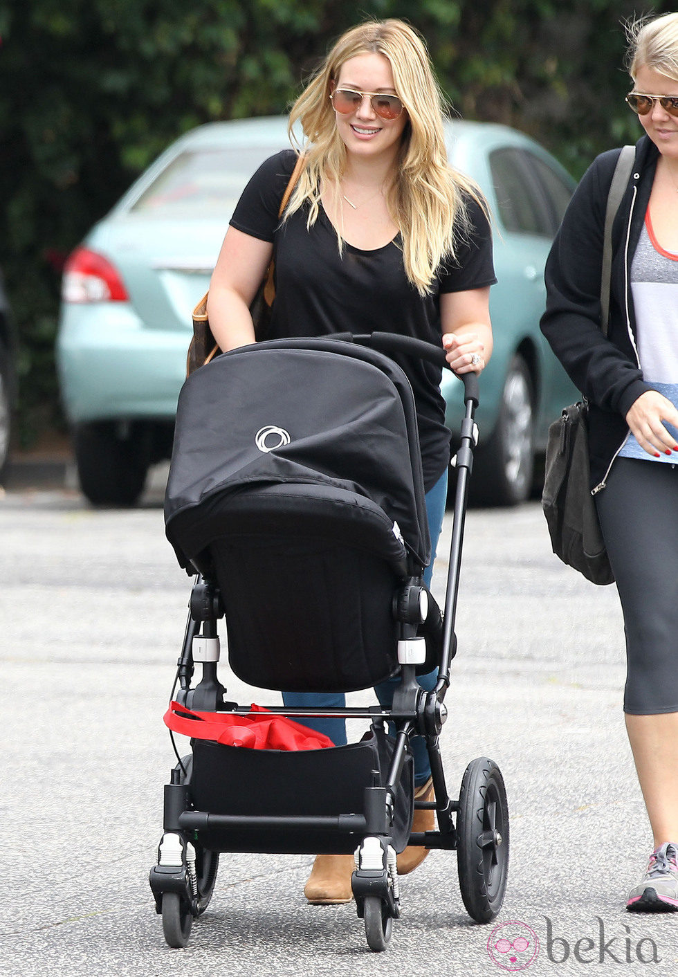 Hilary Duff lleva en carricoche a su hijo por las calles de Santa Monica