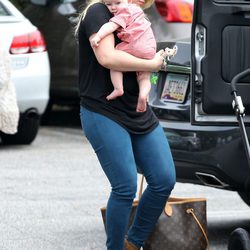 Hilary Duff con su hijo Luca Cruz por las calles de Santa Monica