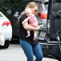 Hilary Duff con su hijo Luca Cruz por las calles de Santa Monica