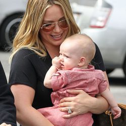 Hilary Duff, embelesada con su hijo Luca Cruz en Santa Monica