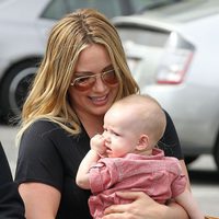 Hilary Duff, embelesada con su hijo Luca Cruz en Santa Monica