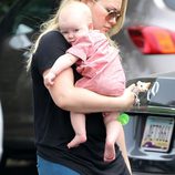 Hilary Duff con su hijo Luca en brazos en Santa Monica