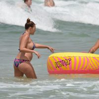 Jessica Bueno luce embarazo con Kiko Rivera en las playas de Cádiz