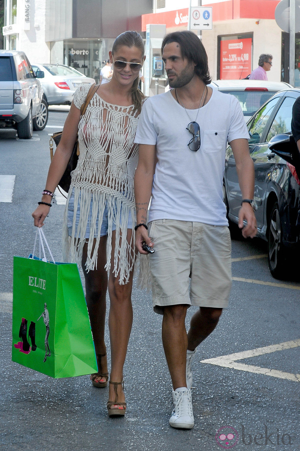 Elisabeth Reyes y el futbolista Sergio Sánchez pasean por las calles de Marbella