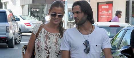 Elisabeth Reyes y el futbolista Sergio Sánchez pasean por las calles de Marbella