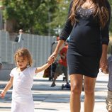 Camila Alves lleva de la mano a su hija Vida McConaughey