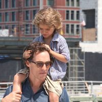 Matthew McConaughey lleva subido a su hijo Levi