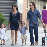 Matthew McConaughey y Camila Alves pasean con sus hijos y su perro 