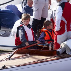 Federico de Dinamarca con sus hijos Christian e Isabel en un velero