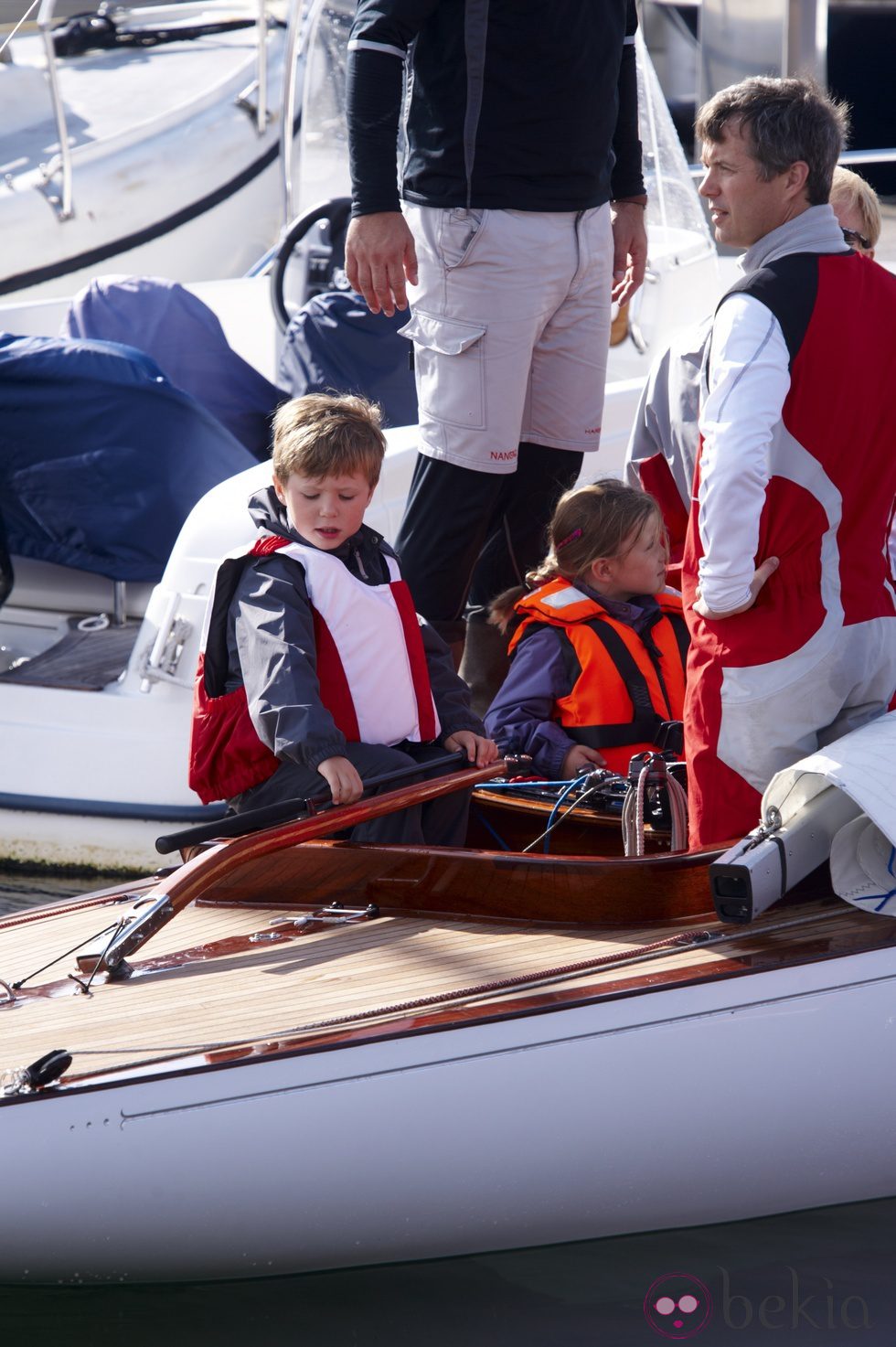 Federico de Dinamarca con sus hijos Christian e Isabel en un velero