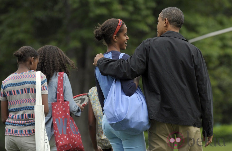 Barack Obama junto a su hija Malia caminando por Camp David