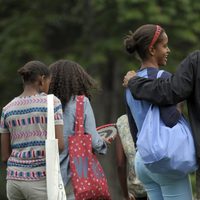 Barack Obama junto a su hija Malia caminando por Camp David