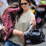 Suri Cruise en brazos de su madre Katie Holmes