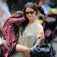 Suri Cruise en brazos de su madre Katie Holmes