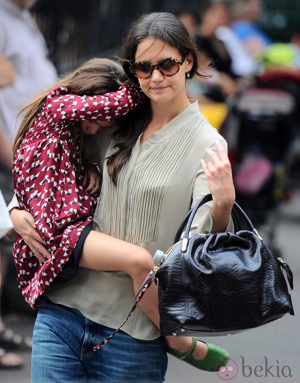 Suri Cruise en brazos de su madre Katie Holmes