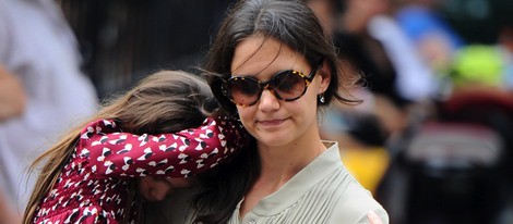 Suri Cruise en brazos de su madre Katie Holmes