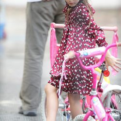 Suri Cruise montando en bicicleta