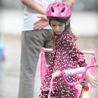 Suri Cruise montando en bicicleta