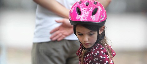 Suri Cruise montando en bicicleta