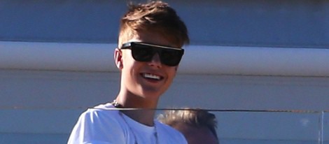 Justin Bieber sonríe a los fotógrafos durante una grabación para el programa 'X Factor' EE.UU