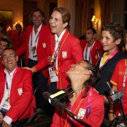 La Infanta Elena ríe junto a sus hijos y los deportistas paralímpicos en Londres 2012