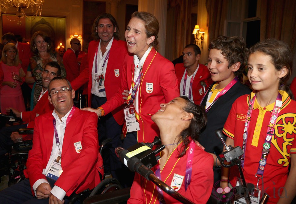 La Infanta Elena ríe junto a sus hijos y los deportistas paralímpicos en Londres 2012