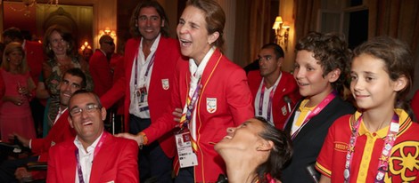 La Infanta Elena ríe junto a sus hijos y los deportistas paralímpicos en Londres 2012