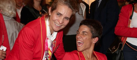 La Infanta Elena con un deportista paralímpicos en Londres 2012