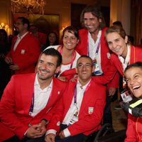 La Infanta Elena, Felipe y Victoria de Marichalar con los deportistas paralímpicos en Londres 2012